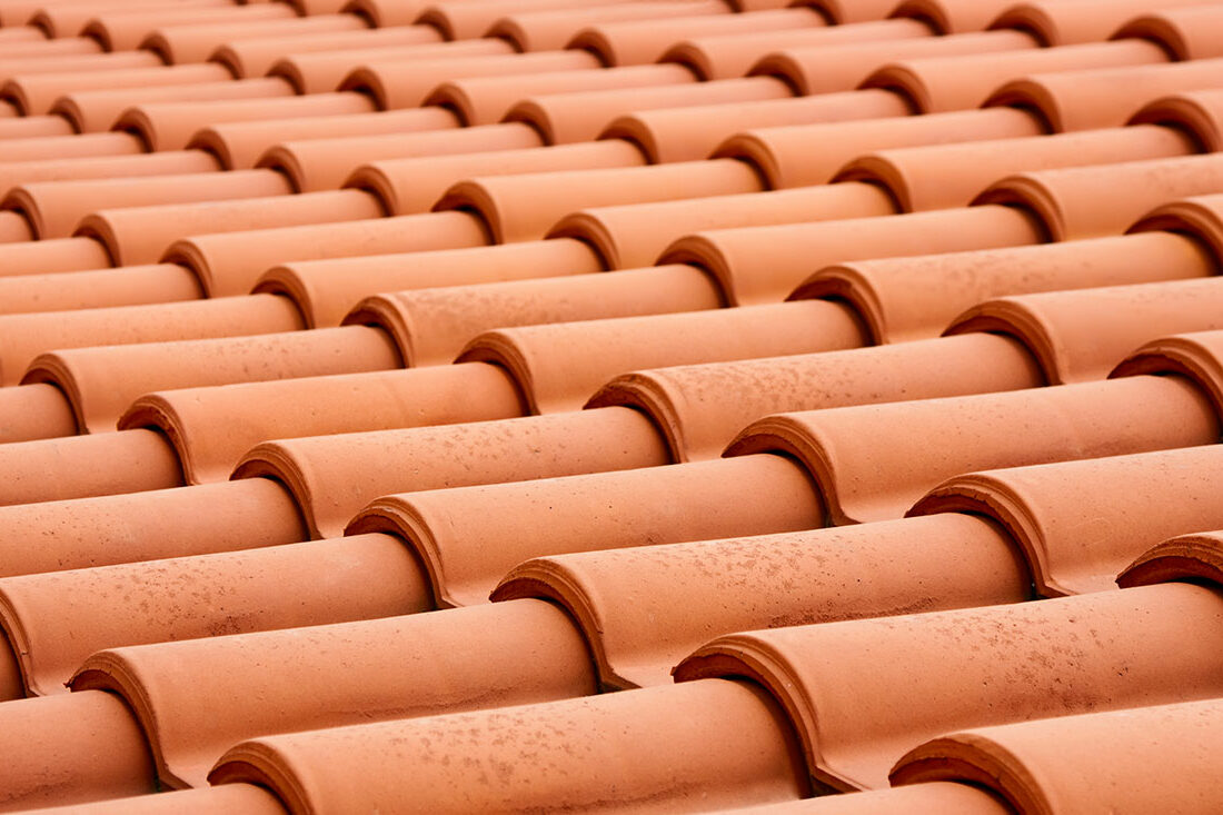 Dachówka ceramiczna czy cementowa